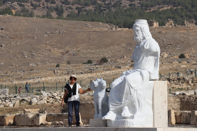 Hierapolis Antik Kenti'ndeki "Hades ile üç başlı köpeği" heykeli yeni yerine taşındı